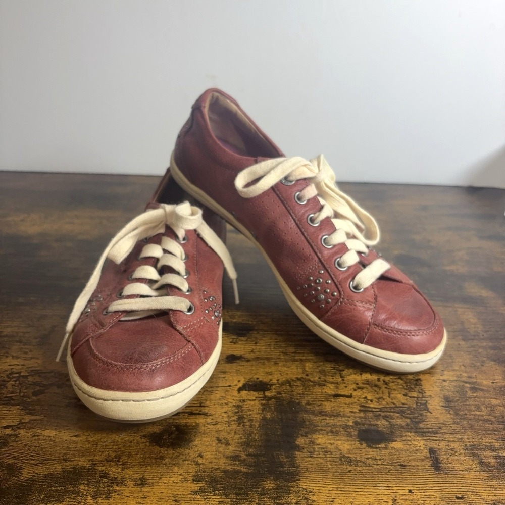 Taos Freedom Sneakers Womens Sz 8 Red Leather Studded Lace Up Comfort